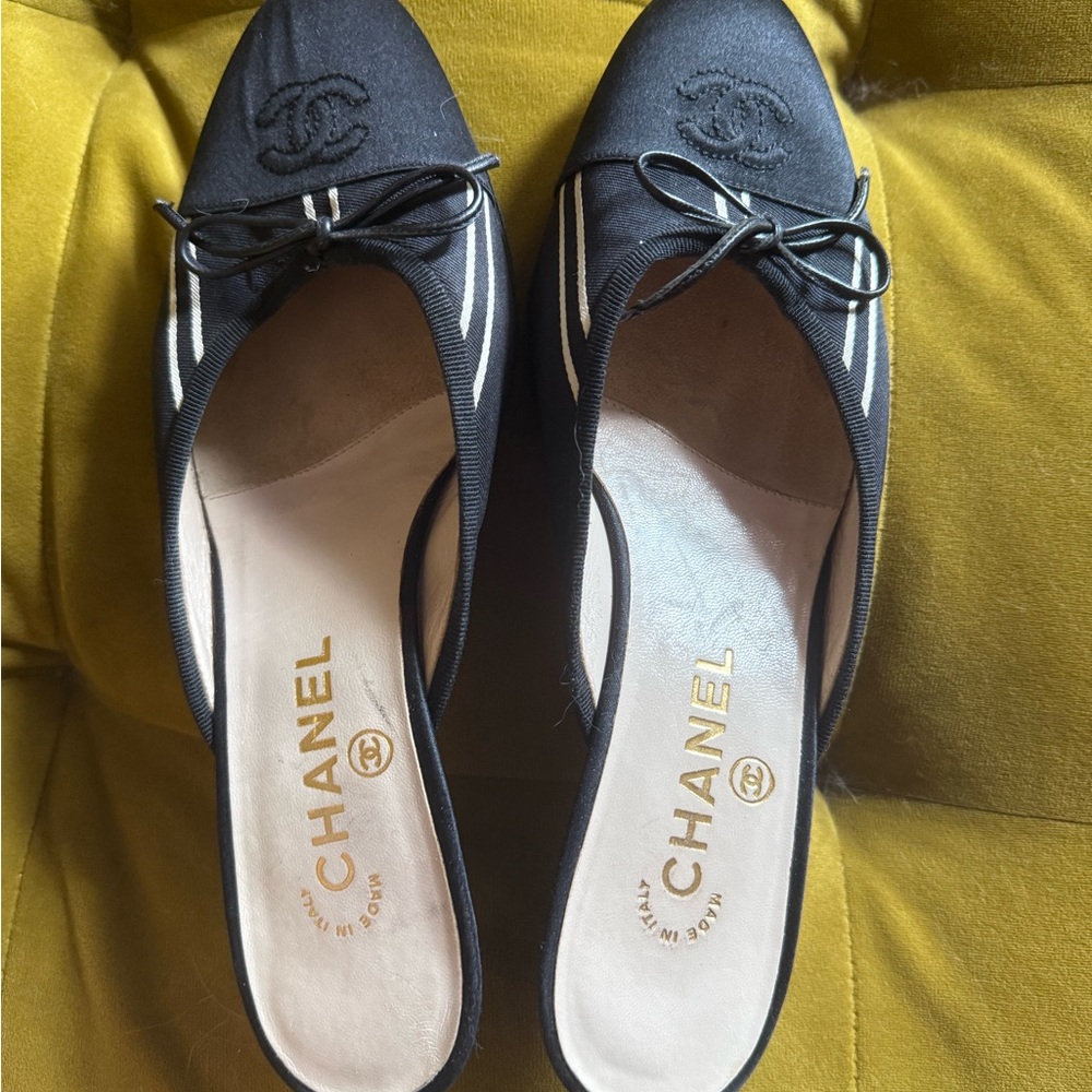 CHANEL vintage Black and White Mule Kitten Heel with CC Bow Detail size 37.5